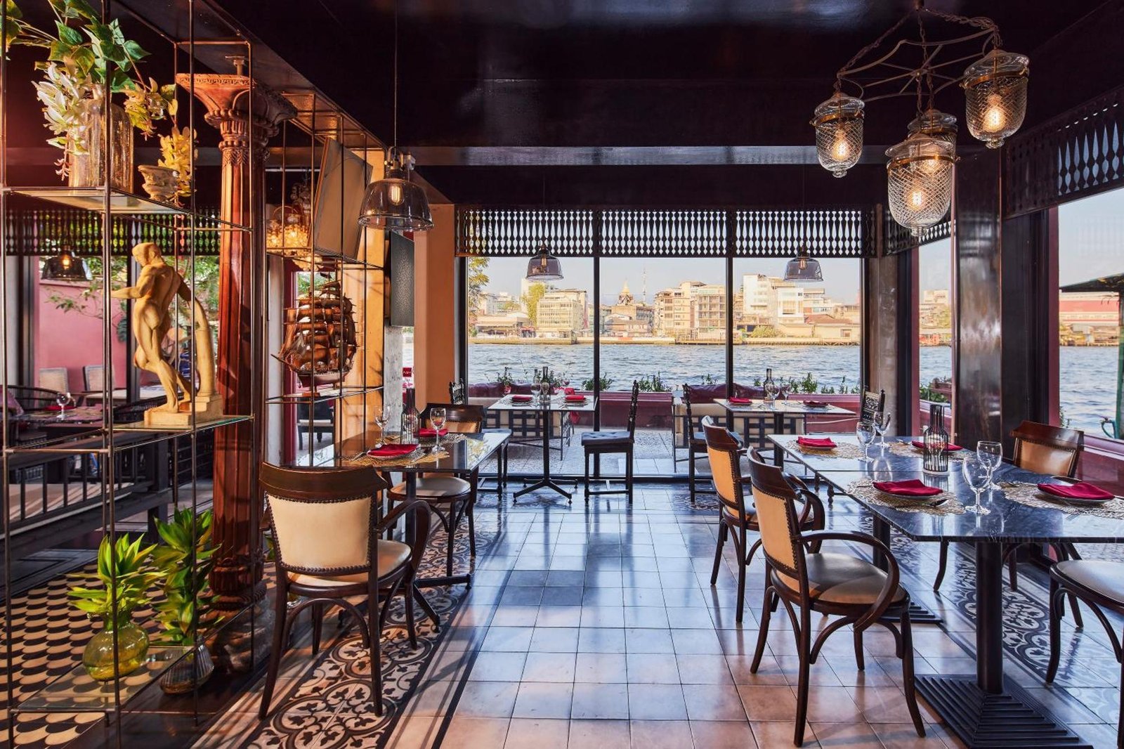 Amdaeng Bangkok Riverside Hotel — eat & drink