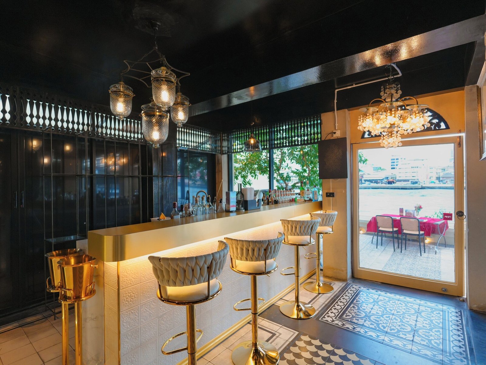 Amdaeng Bangkok Riverside Hotel — eat & drink