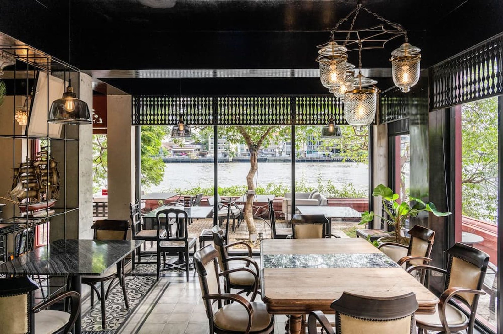 Amdaeng Bangkok Riverside Hotel — eat & drink