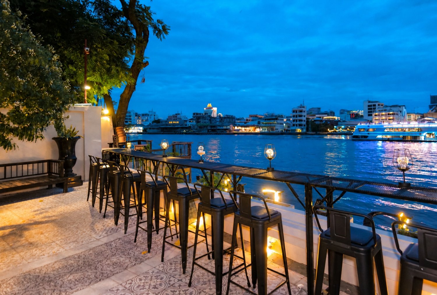 Amdaeng Bangkok Riverside Hotel — vibe