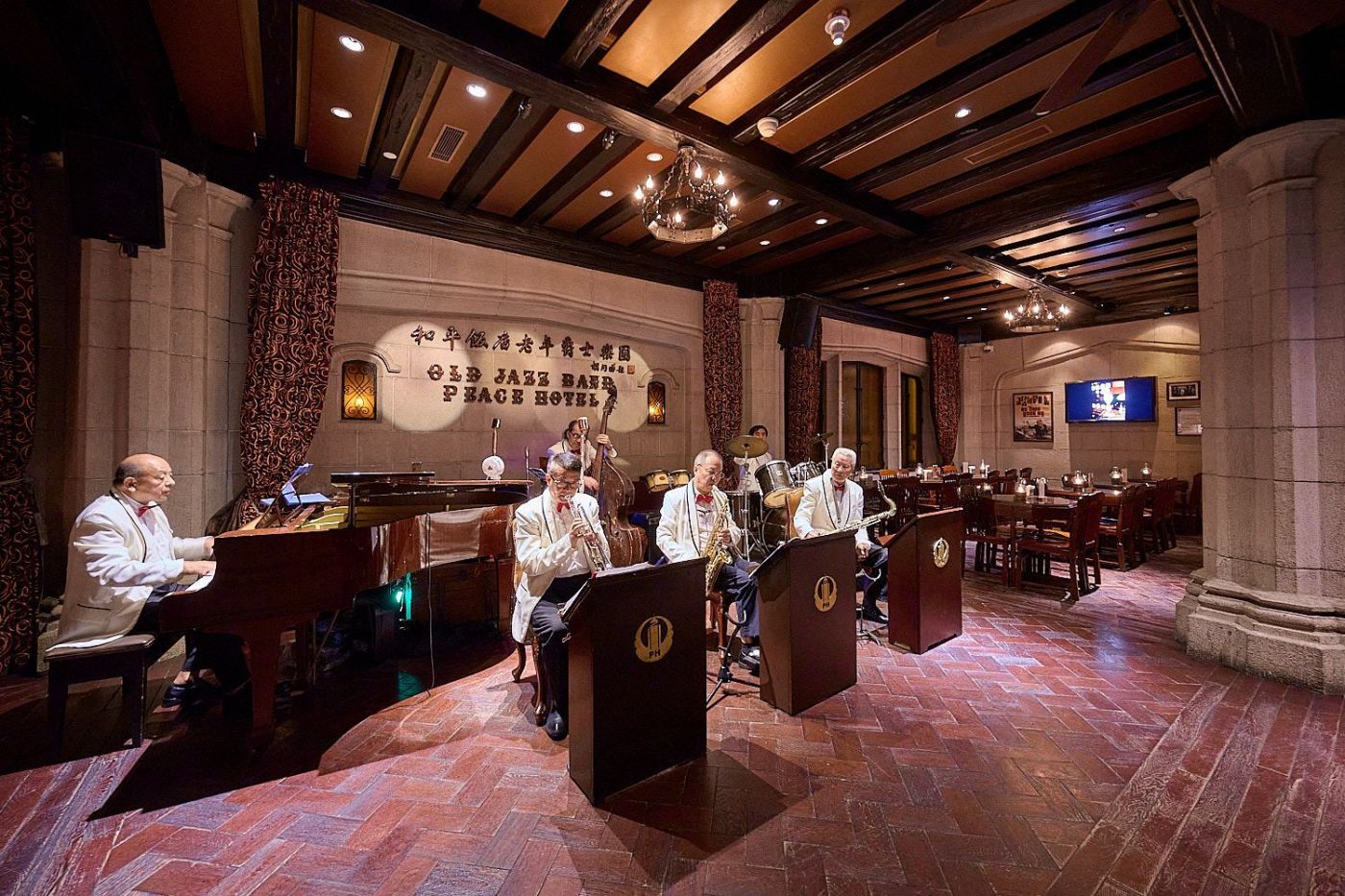 Fairmont Peace Hotel, at the table