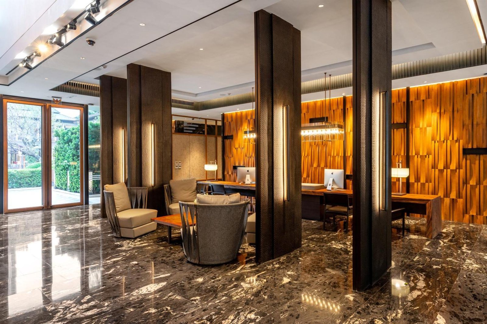 Villa Deva Resort and Hotel Bangkok — vibe
