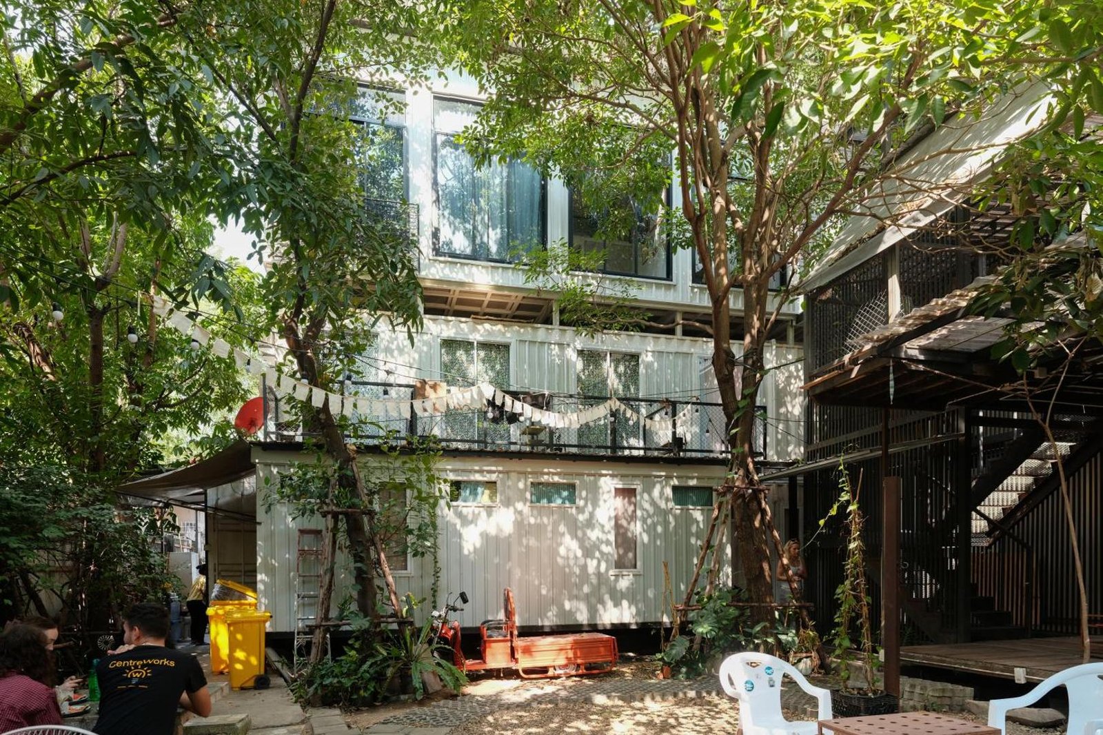 The Yard Hostel Bangkok — vibe