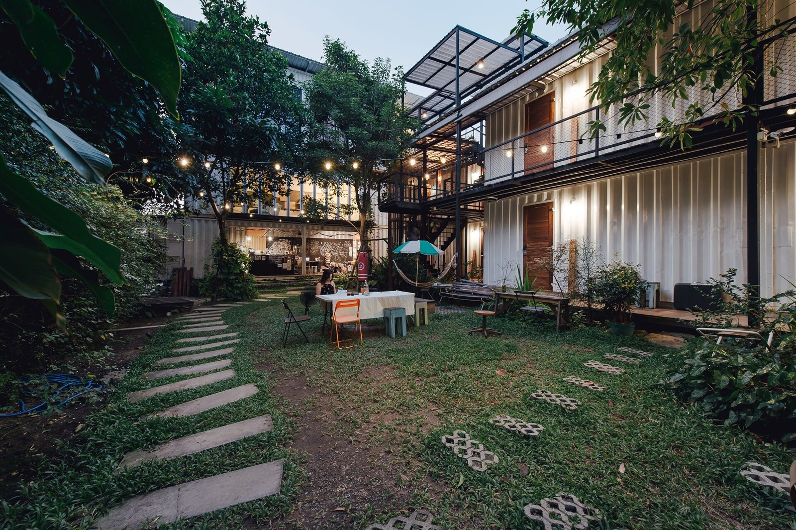 The Yard Hostel Bangkok — vibe