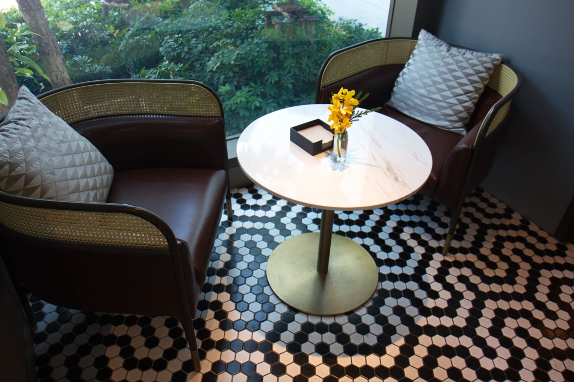 Montien Hotel Surawong Bangkok — vibe