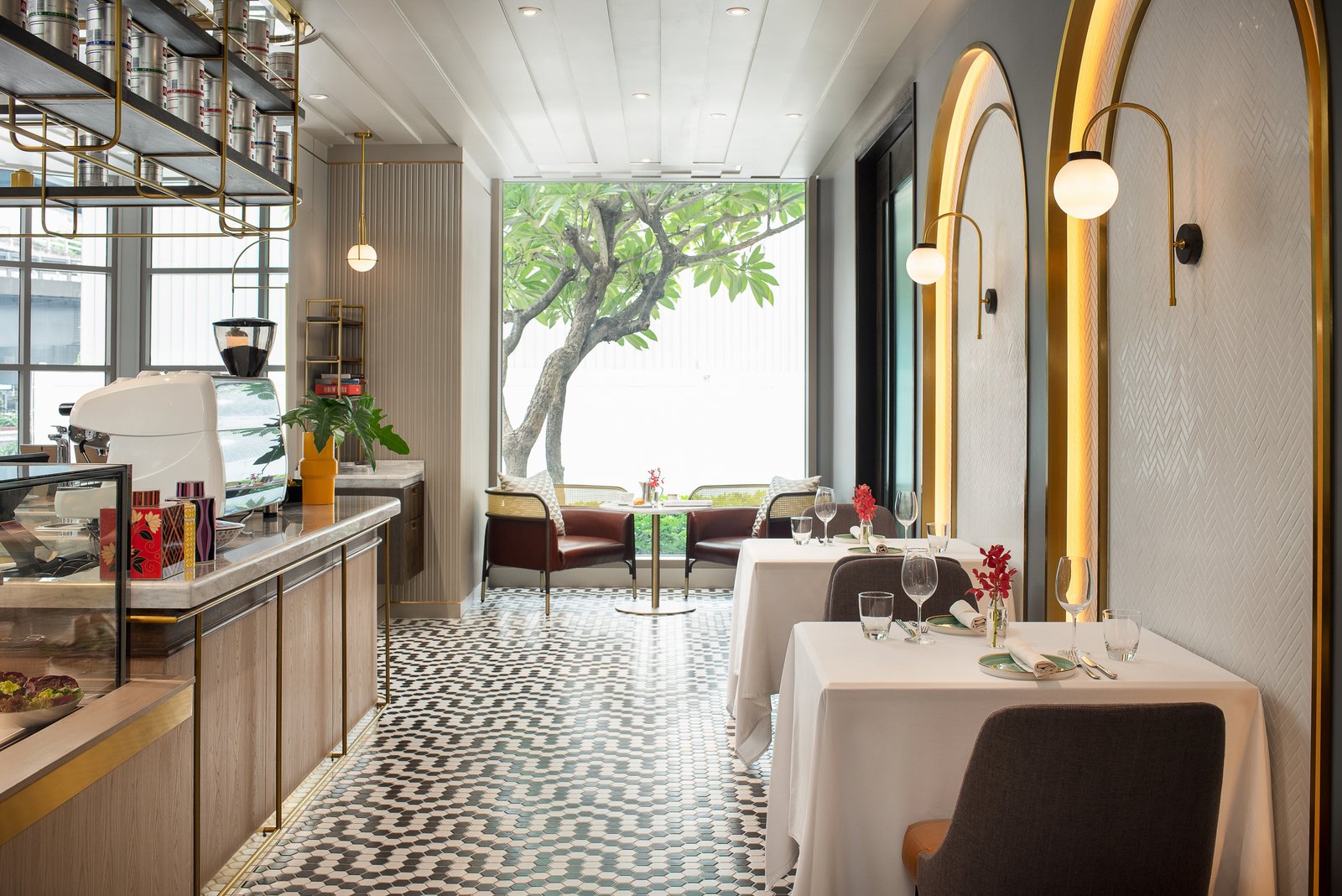 Montien Hotel Surawong Bangkok — eat & drink