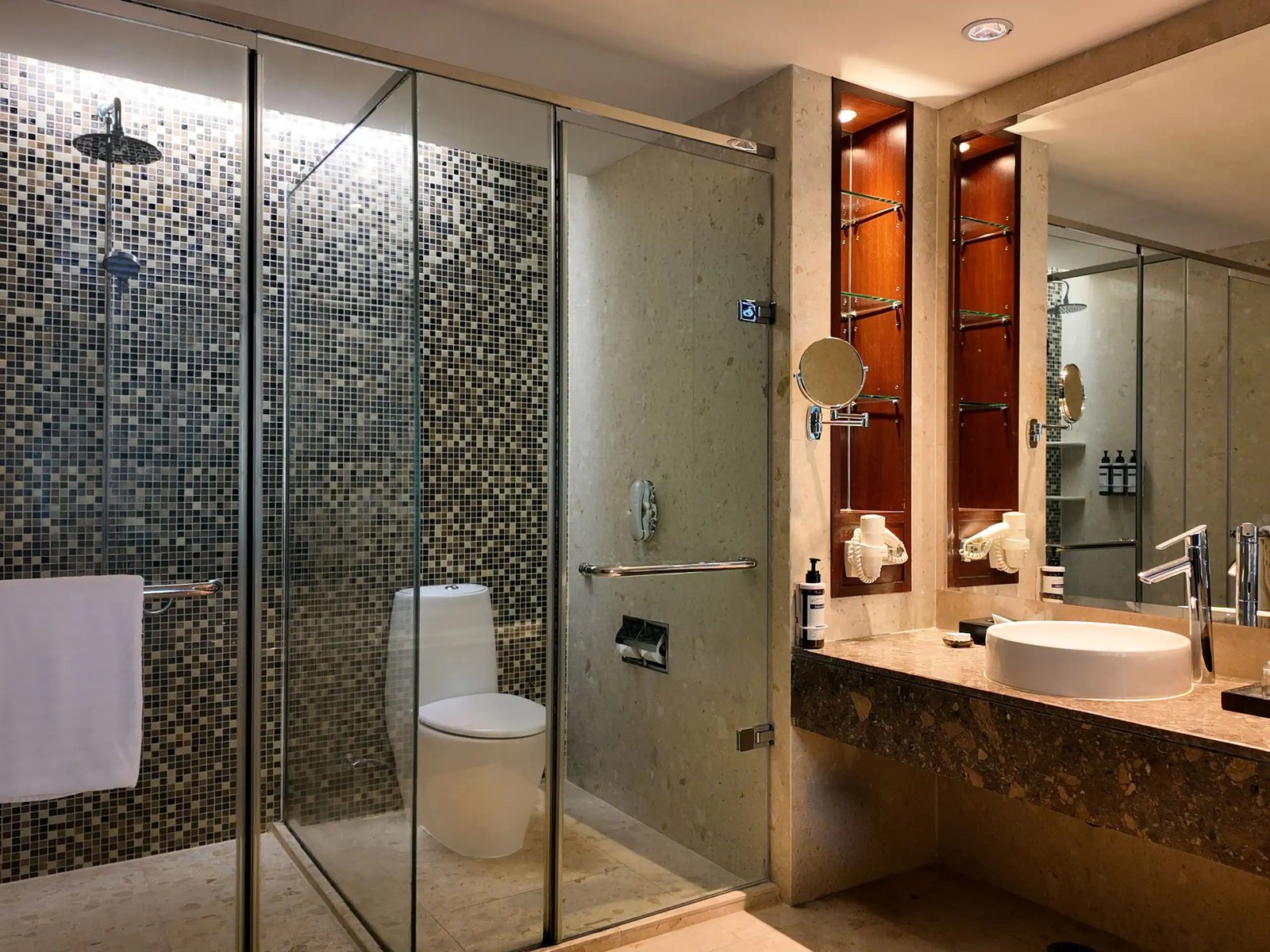 Hyatt Regency Bangkok Suvarnabhumi Airport — rooms