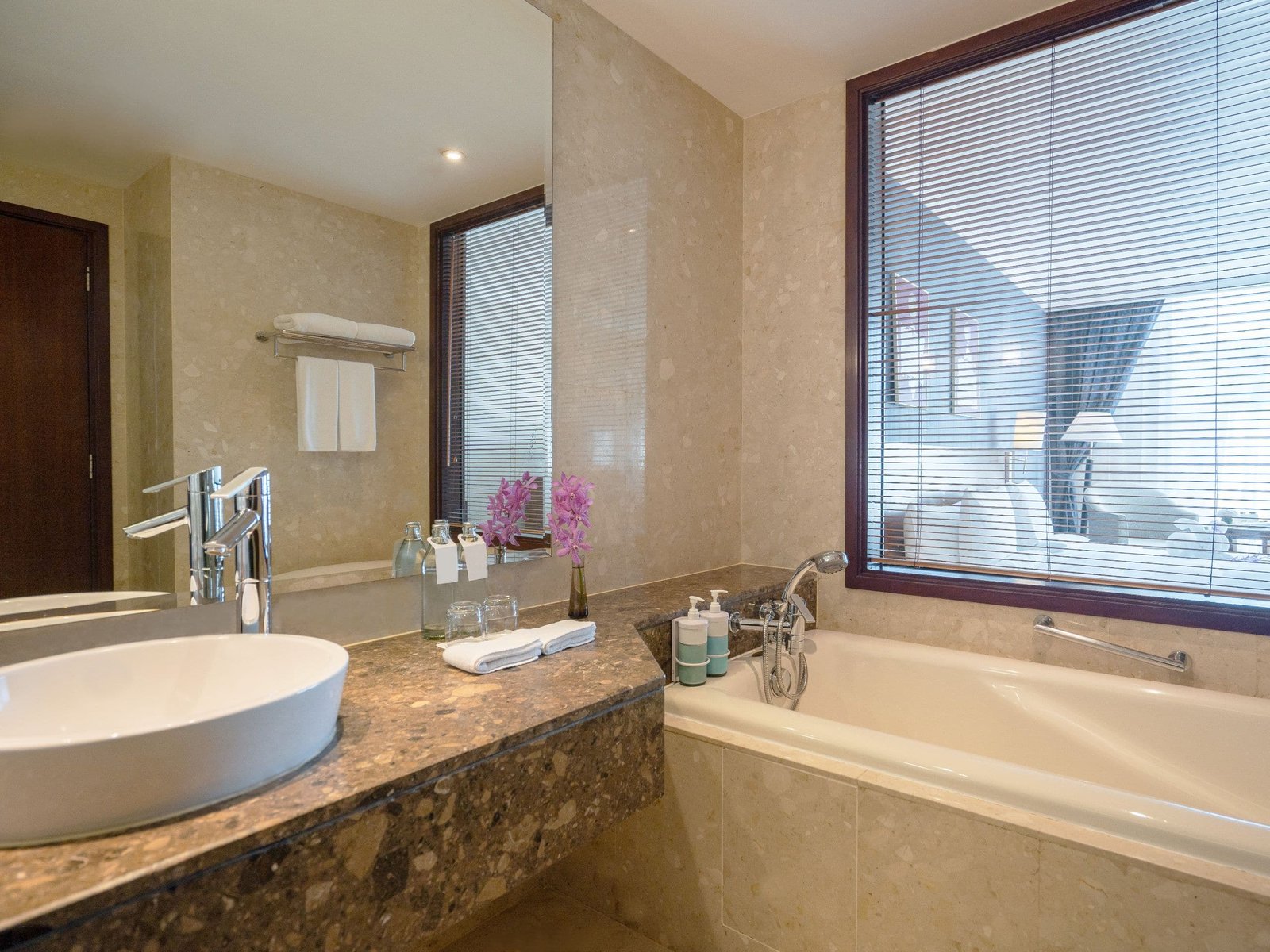 Hyatt Regency Bangkok Suvarnabhumi Airport — rooms
