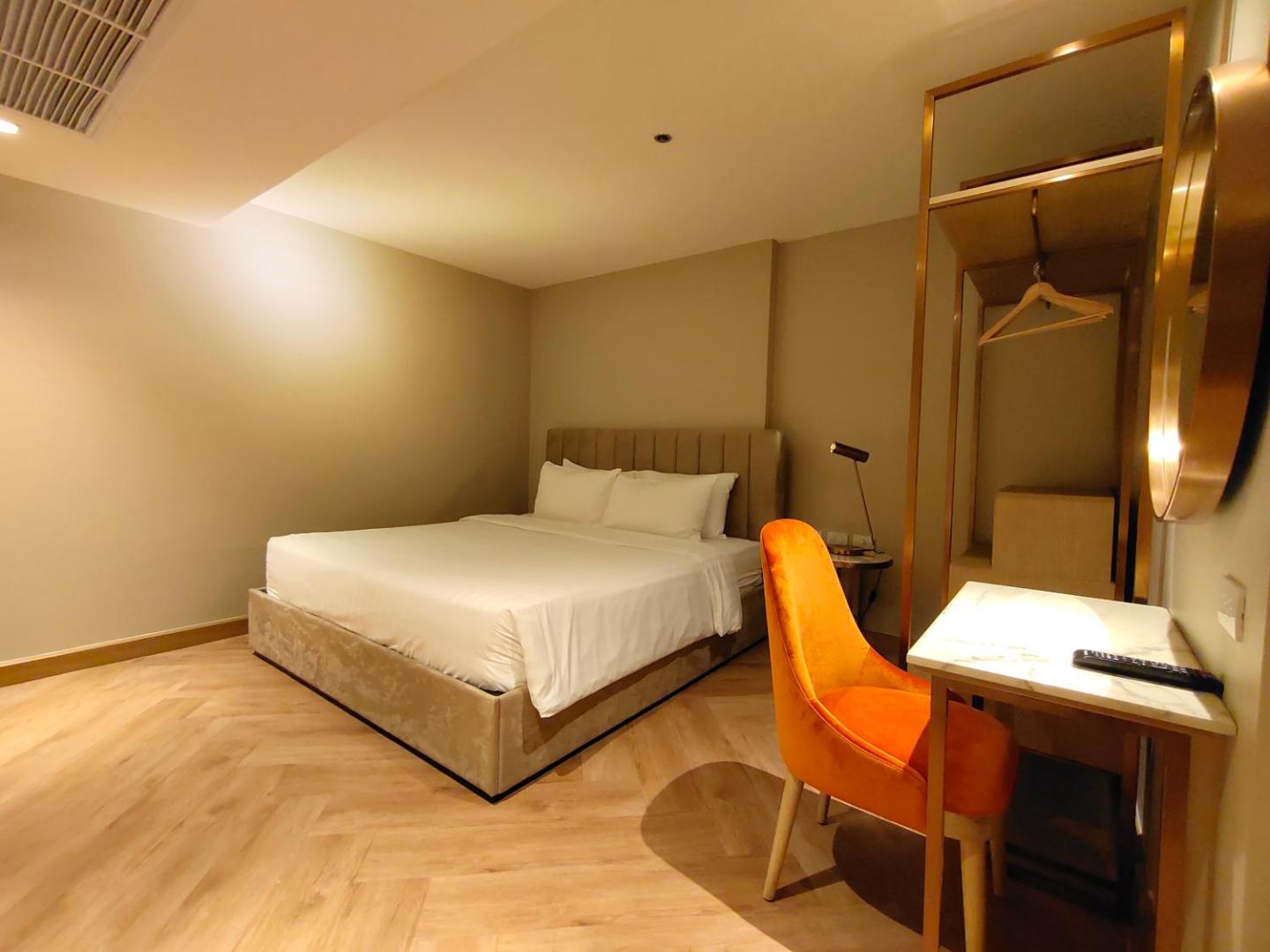 Away Bangkok Riverside Kene — rooms