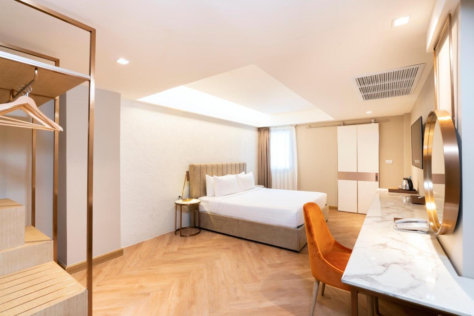Away Bangkok Riverside Kene — rooms