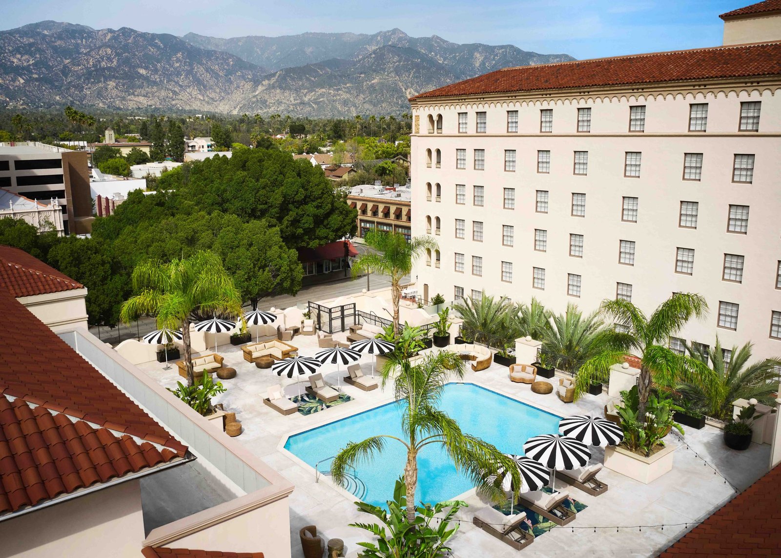 Pasadena Hotel & Pool — vibe