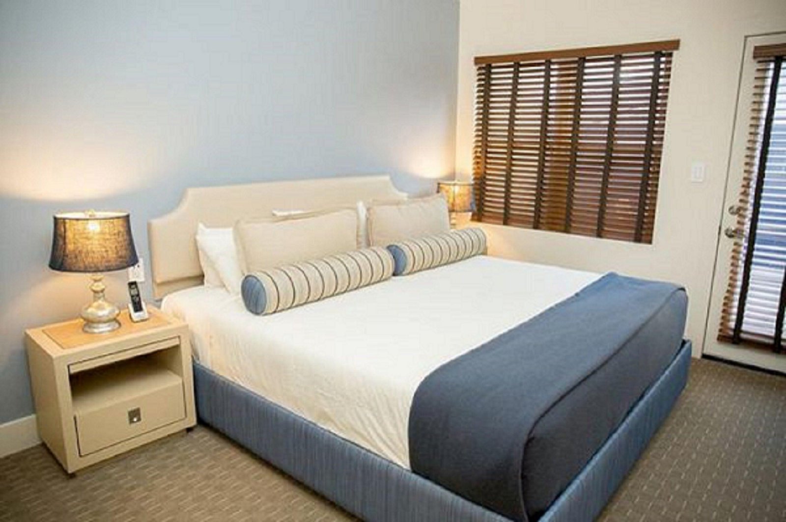 Le Petit Pali Brentwood — rooms