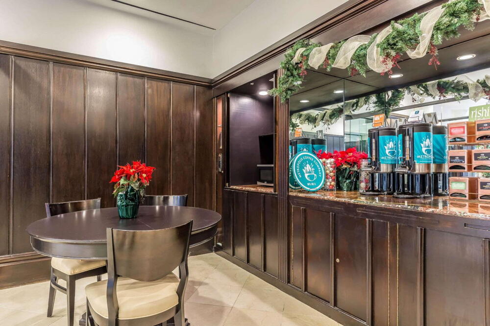 Hilton Vacation Club Hotel Blake Chicago — eat & drink
