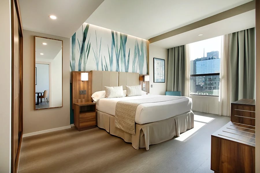 Hotel Riu Plaza Chicago — rooms