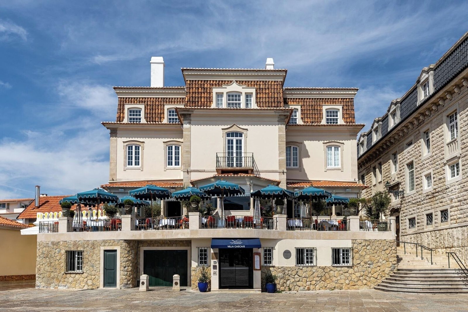 Villa Cascais — backstory