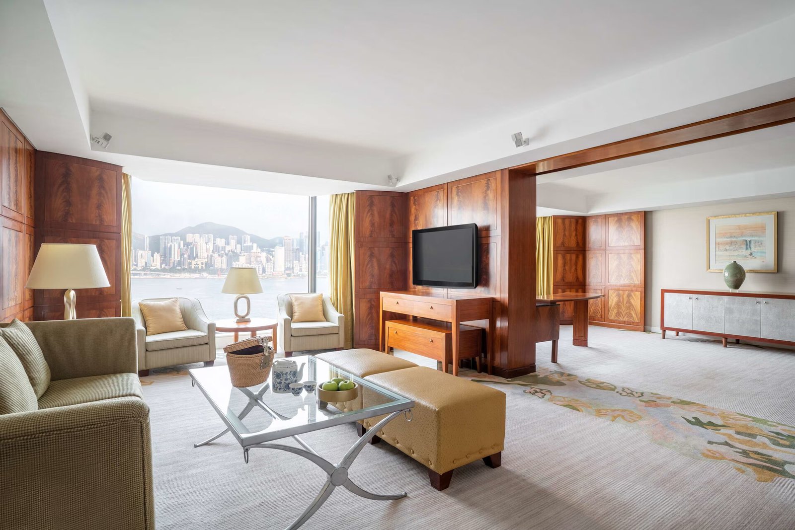 Kowloon Shangri-La — vibe