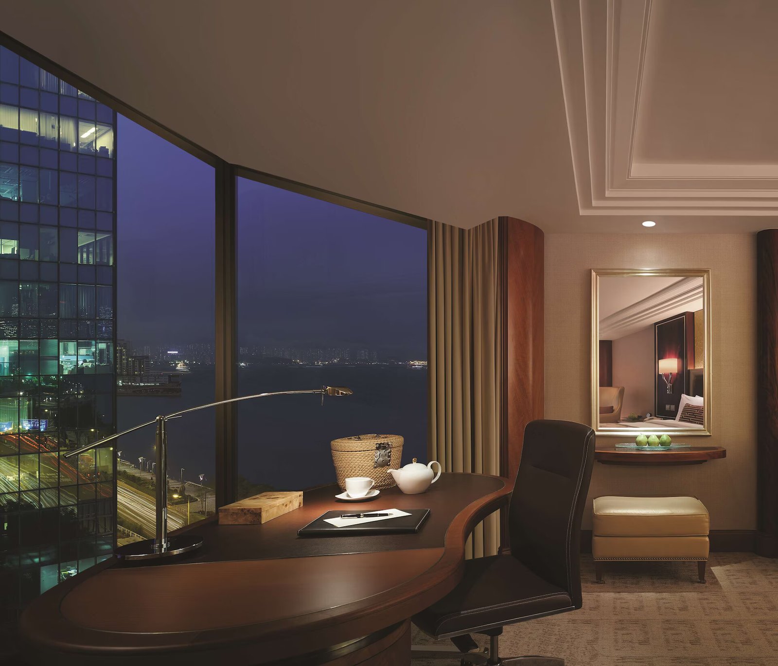 Kowloon Shangri-La — vibe