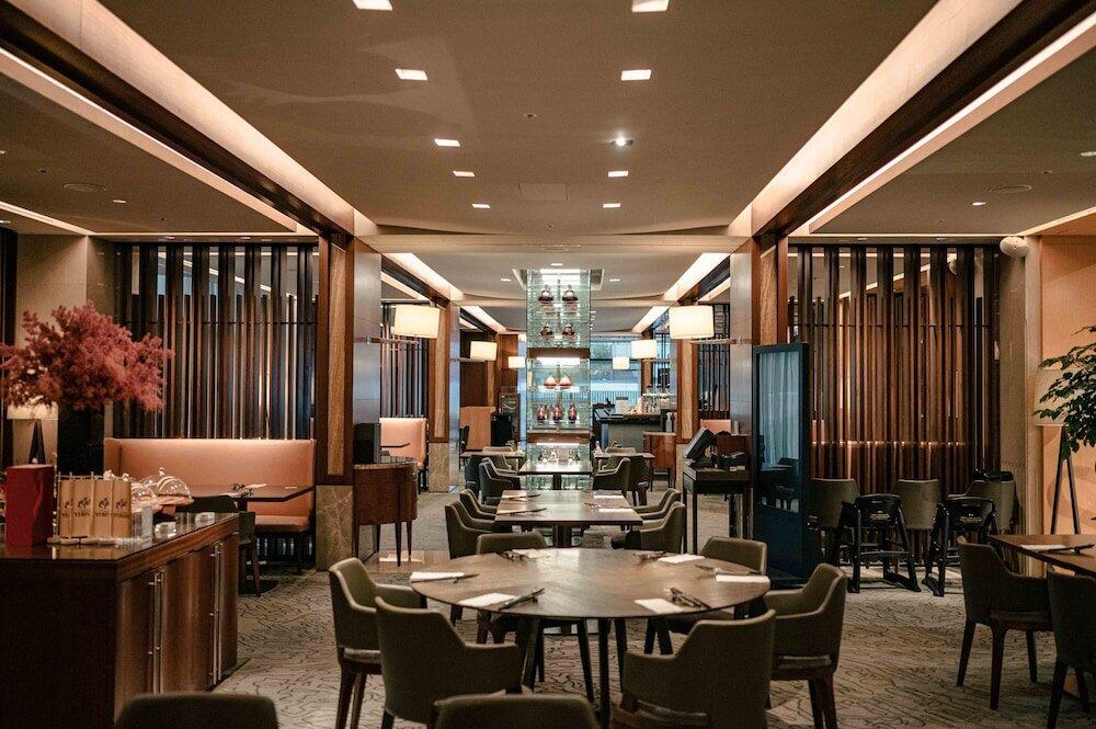 Sheraton Grand Taipei Hotel, at the table