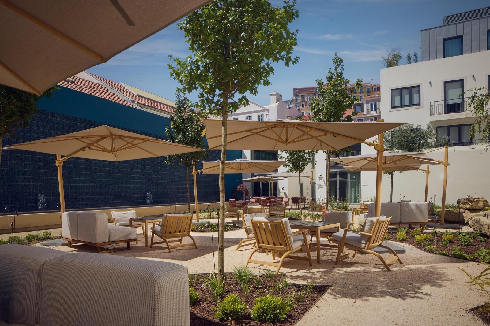 DUO Hotel Lisbon, Curio Collection by Hilton — vibe