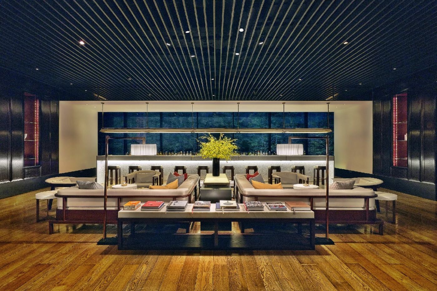 PuLi Hotel and Spa, long bar
