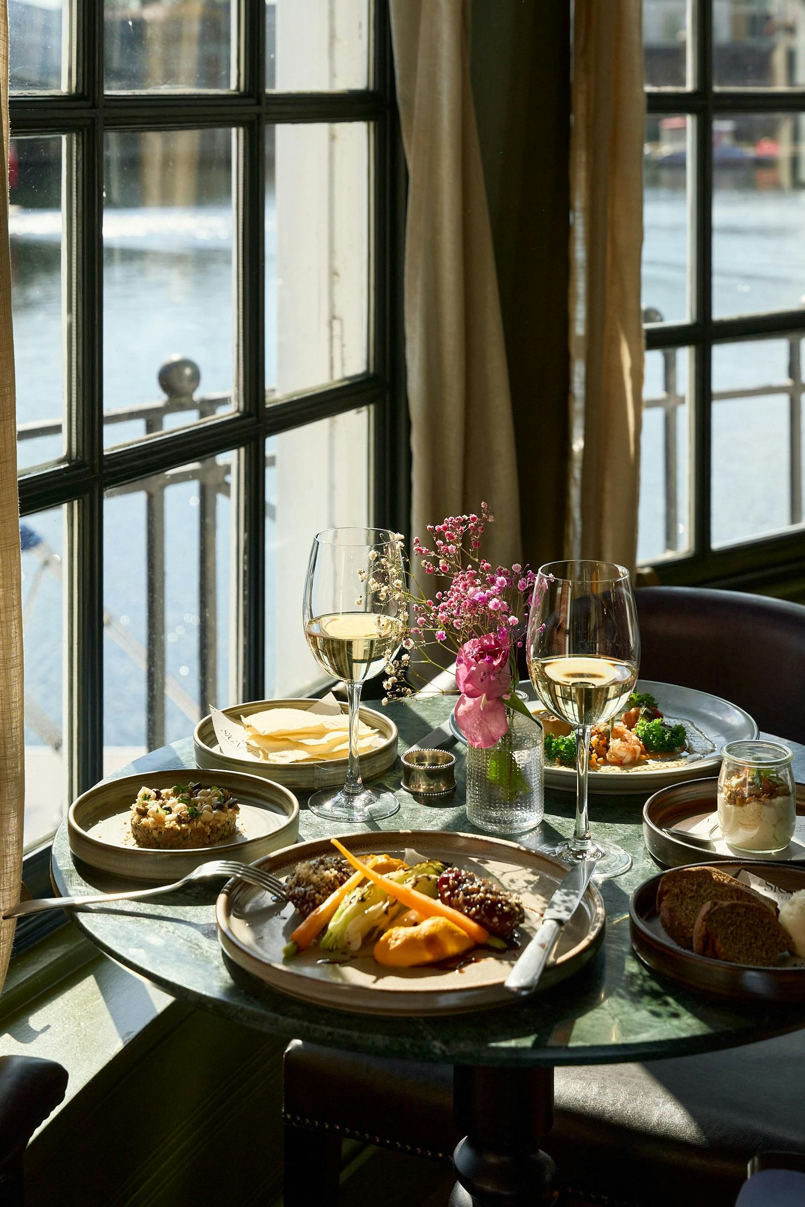 The Mitre Hotel, Hampton Court, eat & drink