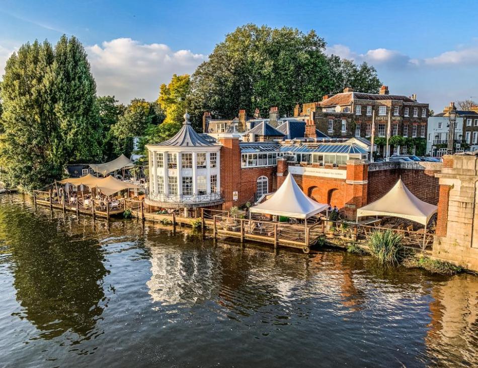 The Mitre Hotel, Hampton Court, vibe