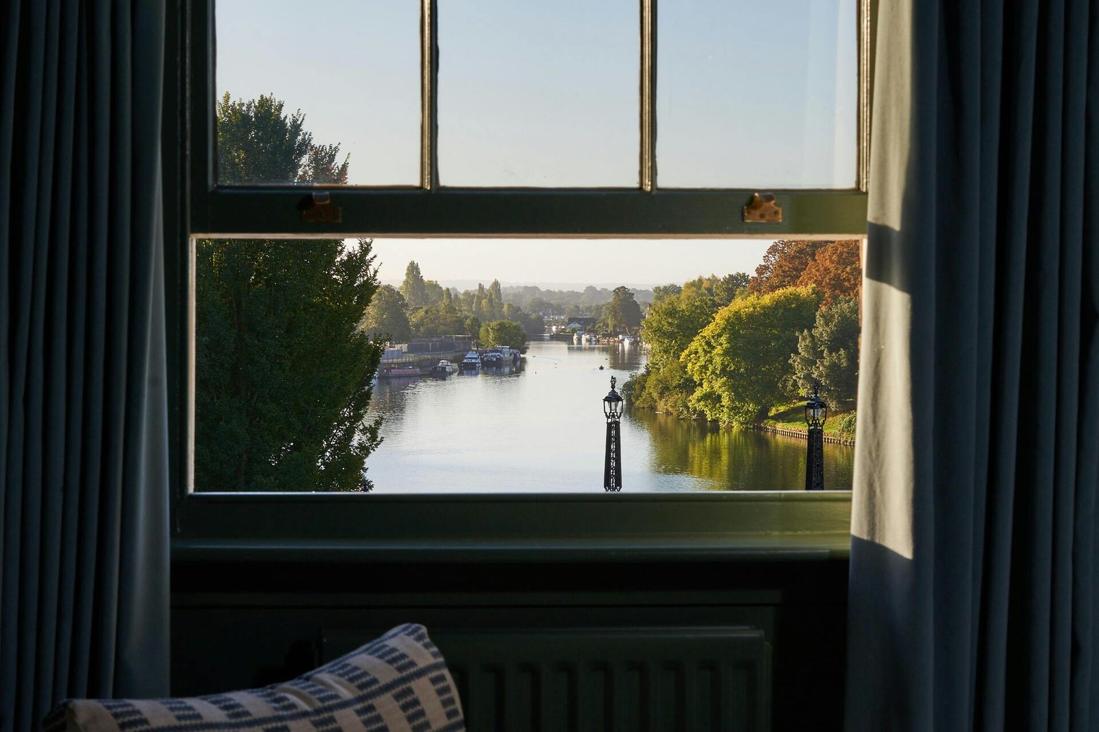 The Mitre Hotel, Hampton Court, vibe