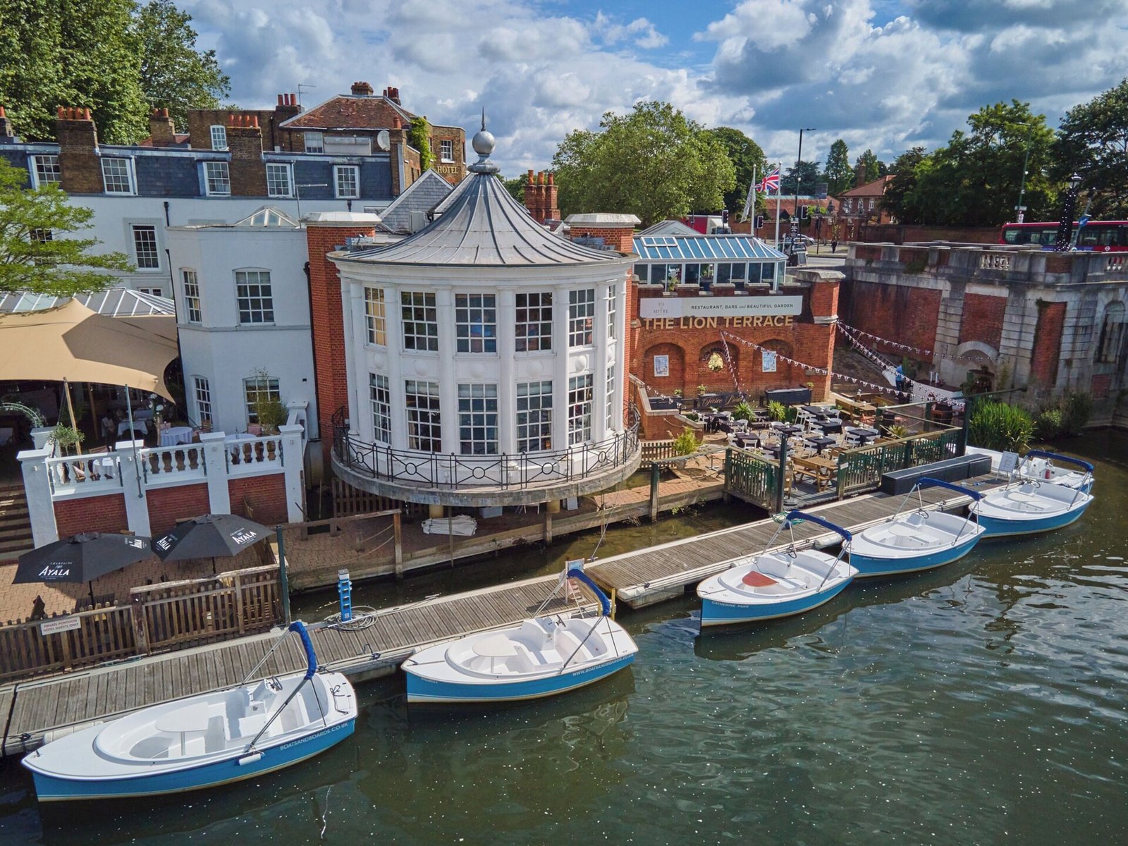 The Mitre Hotel, Hampton Court, vibe
