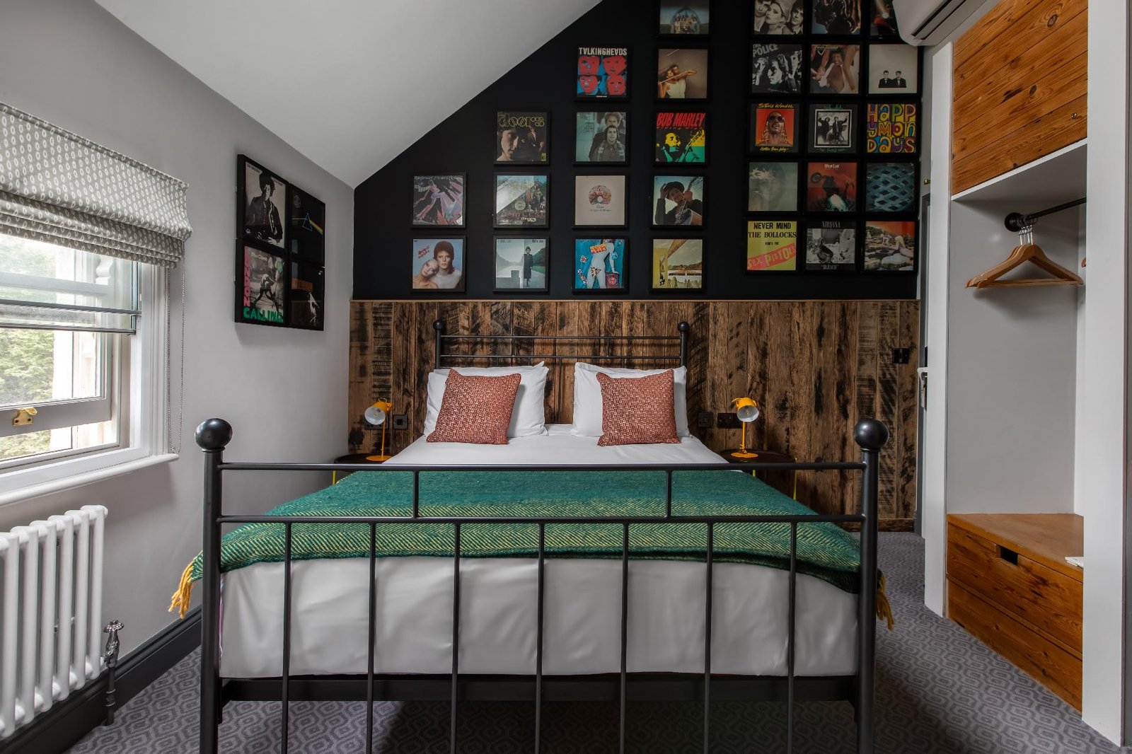 The Pilot, Greenwich — rooms