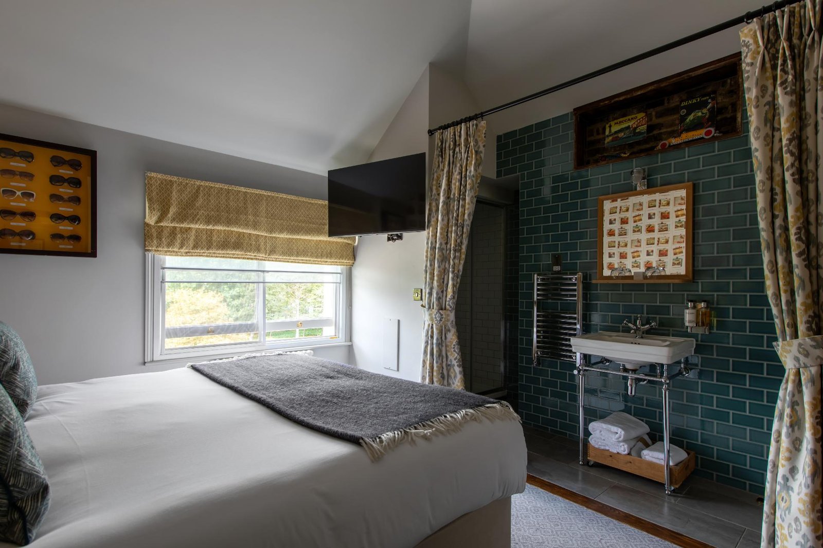 The Pilot, Greenwich — rooms