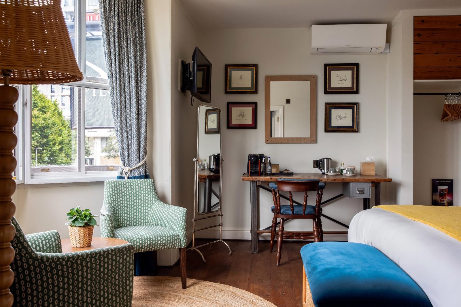 The Pilot, Greenwich — rooms