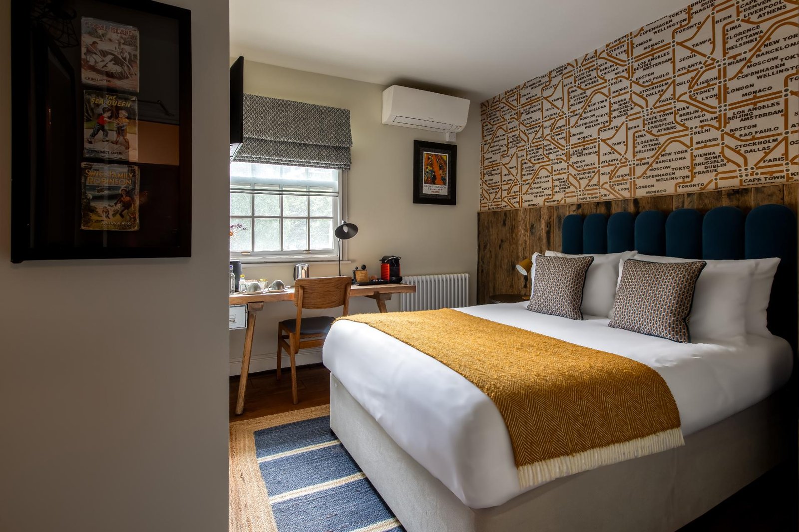 The Pilot, Greenwich — rooms