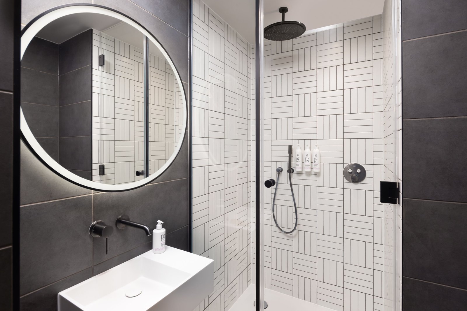 Moxy London Piccadilly Circus — rooms