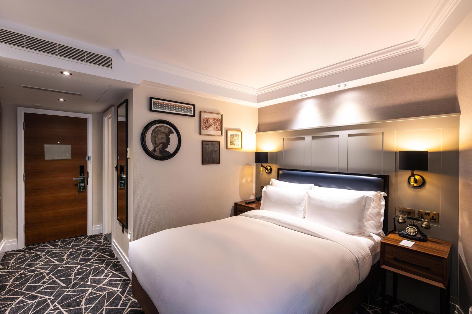 100 Queen's Gate Hotel London Kensington, Curio Collection by Hilton — rooms