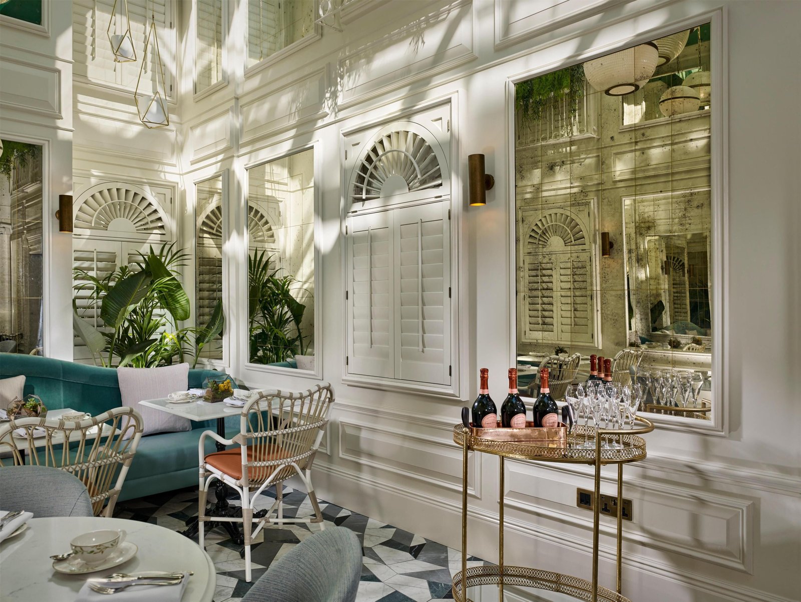 100 Queen's Gate Hotel London Kensington, Curio Collection by Hilton — eat & drink