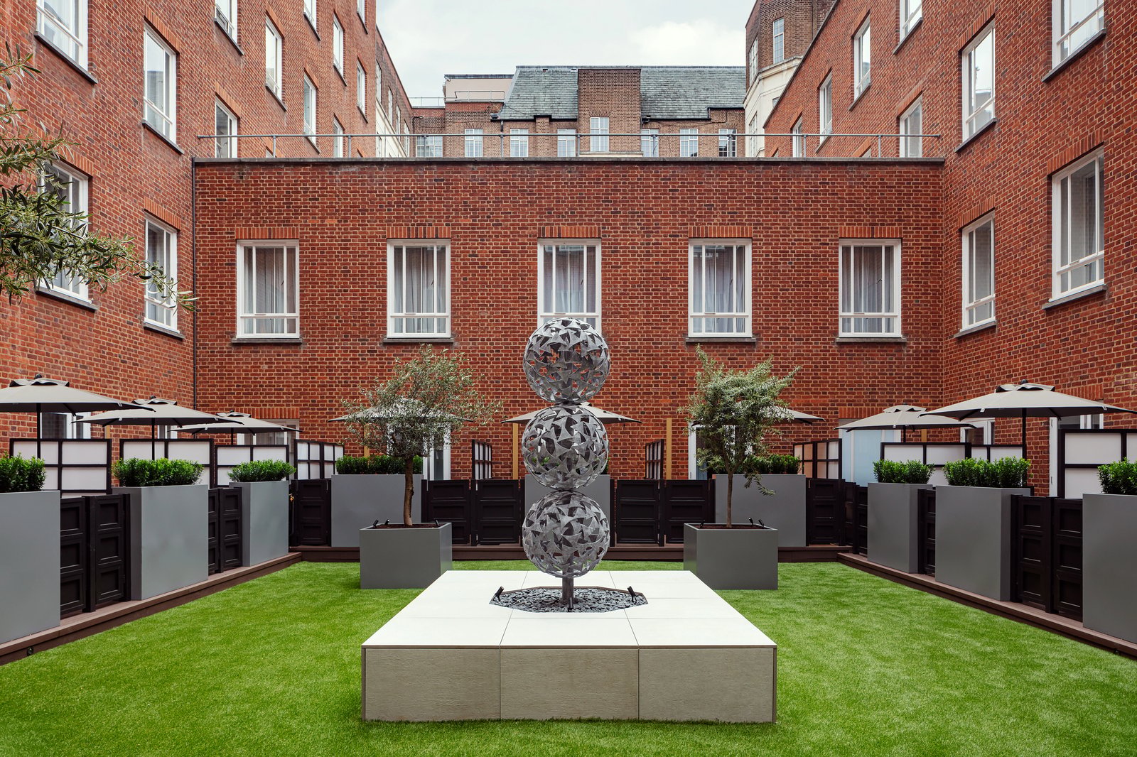 London Marriott Hotel Grosvenor Square — vibe