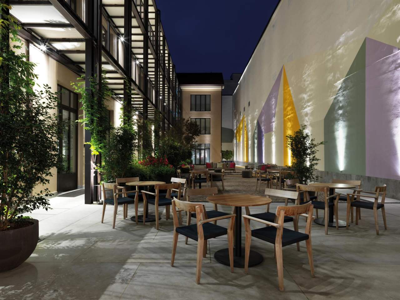 Savona 18 Suites, at the table