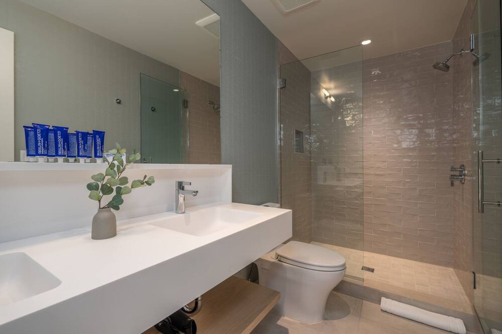 The Shoals Suites & Slips — rooms