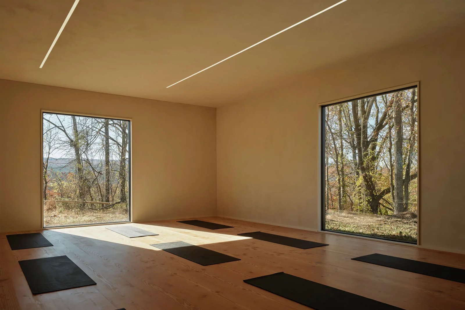 Inness, the studio and courts