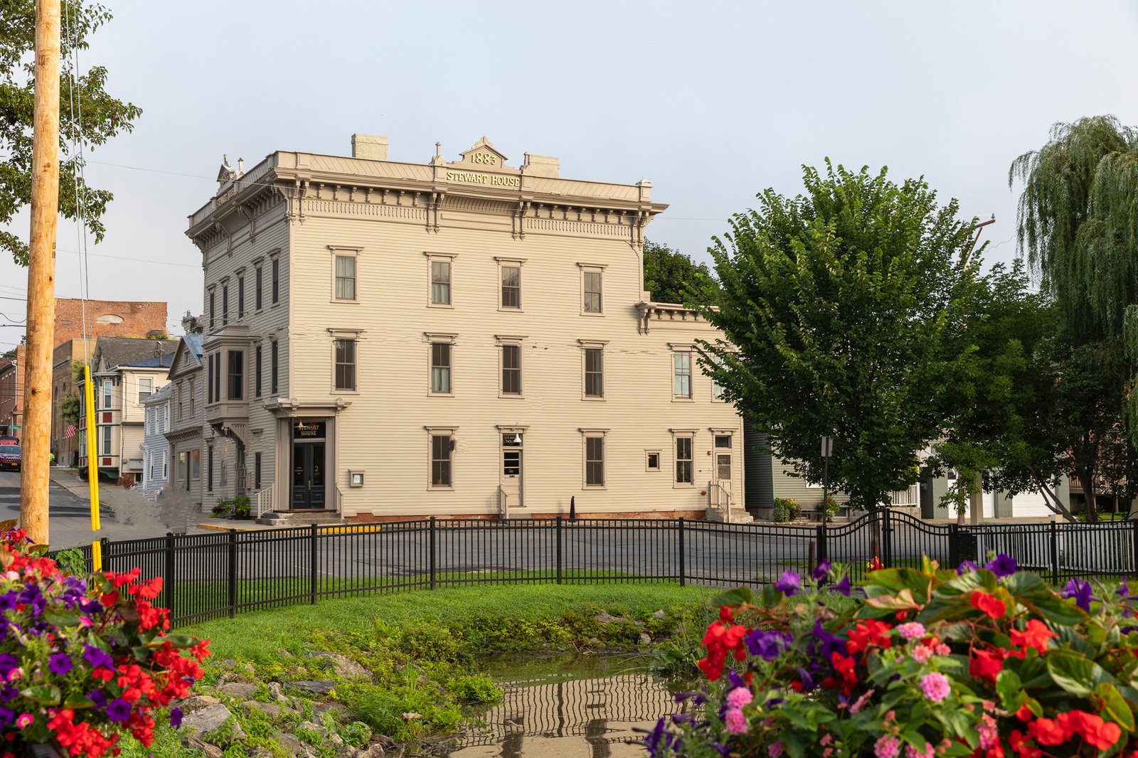 Stewart House Hotel & 1883 Tavern