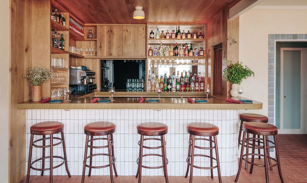 Daunt's Albatross Motel — eat & drink