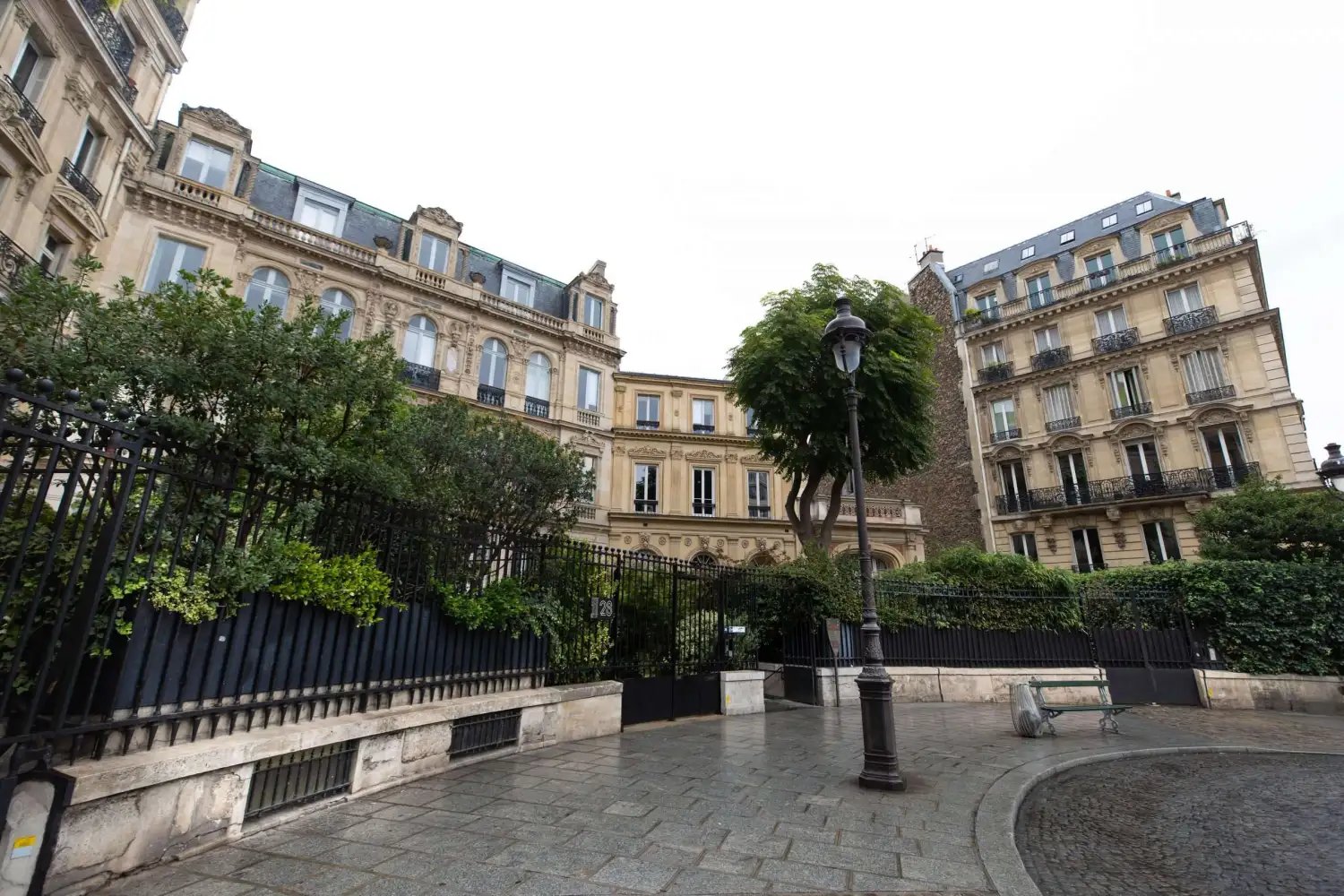 Hôtel Monsieur Aristide — backstory