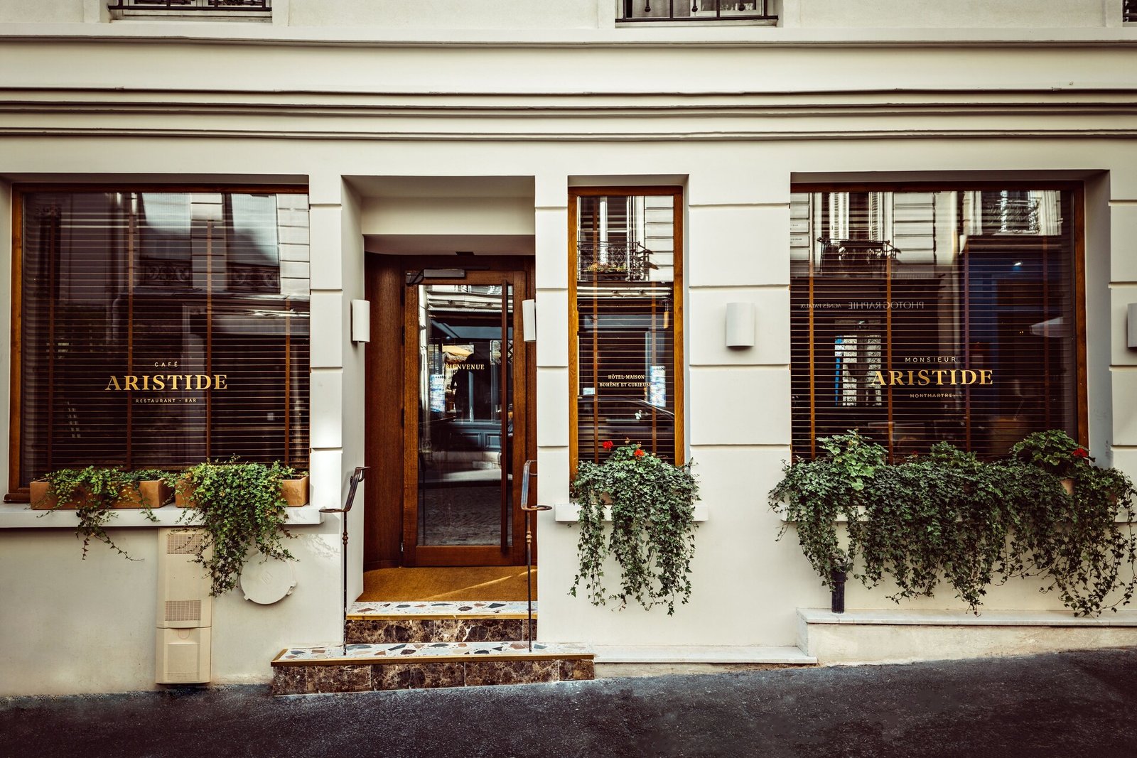 Hôtel Monsieur Aristide — backstory