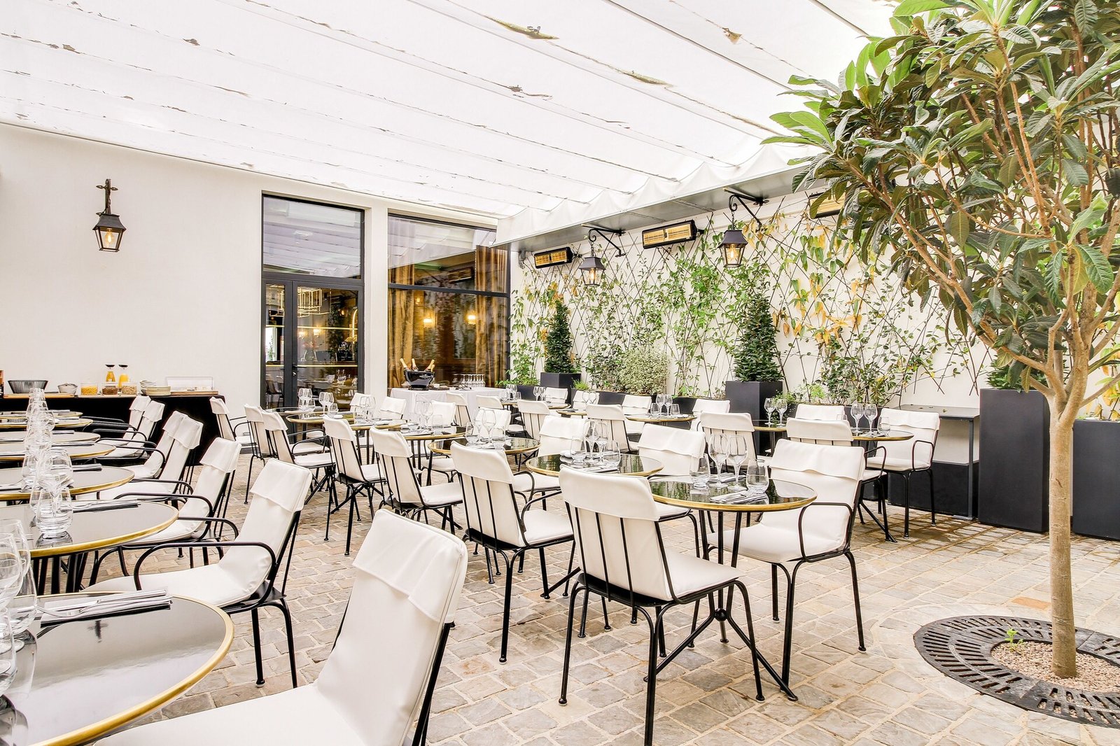 Môm'Art Hotel — eat & drink
