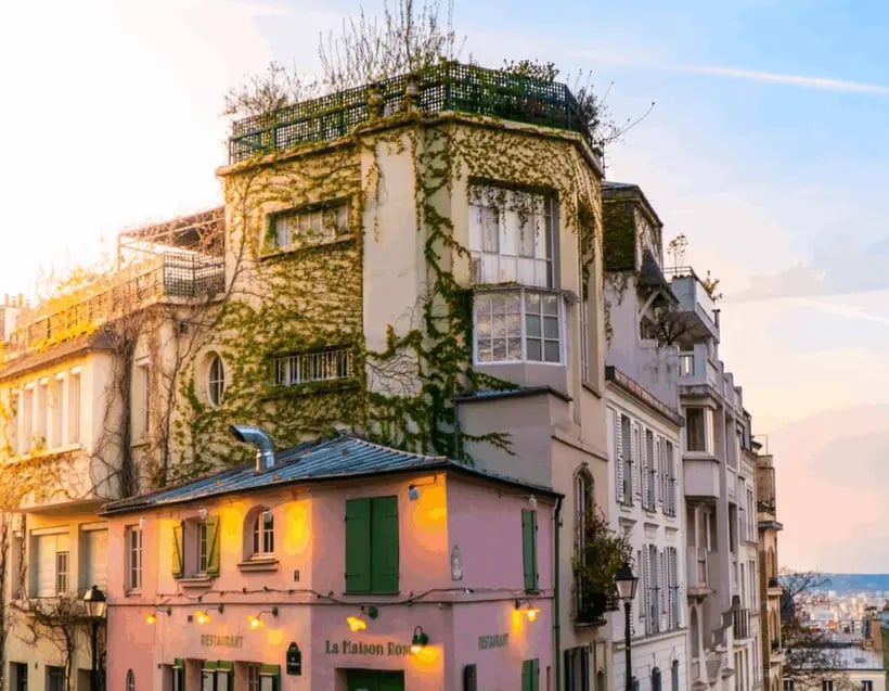 Môm'Art Hotel — backstory