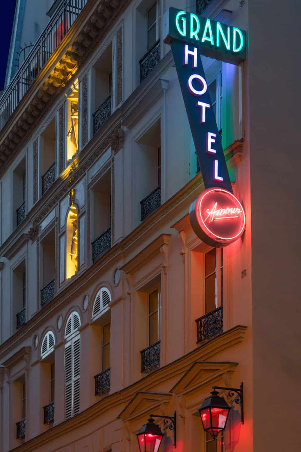Hôtel Grand Amour — backstory
