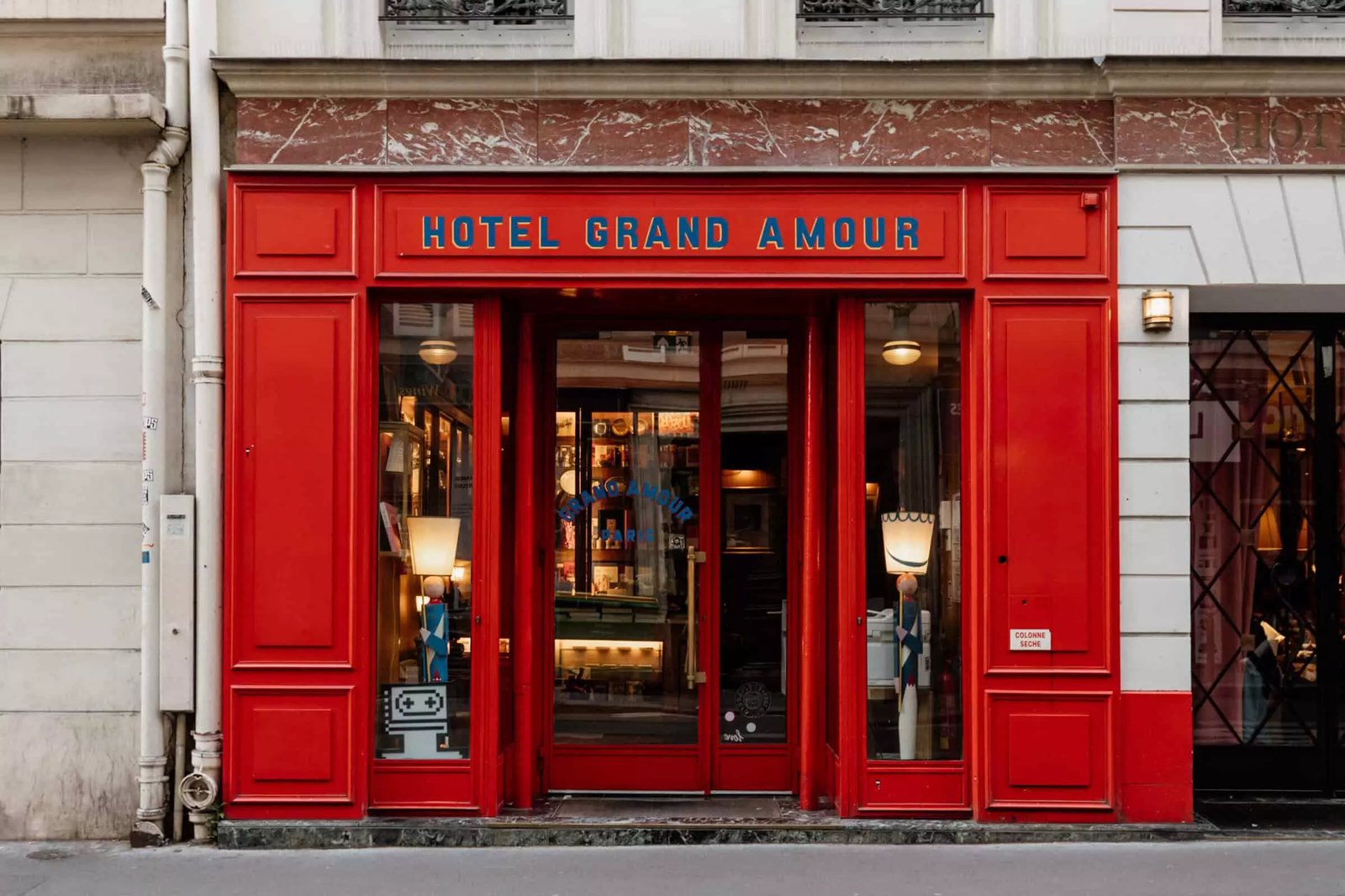 Hôtel Grand Amour — backstory