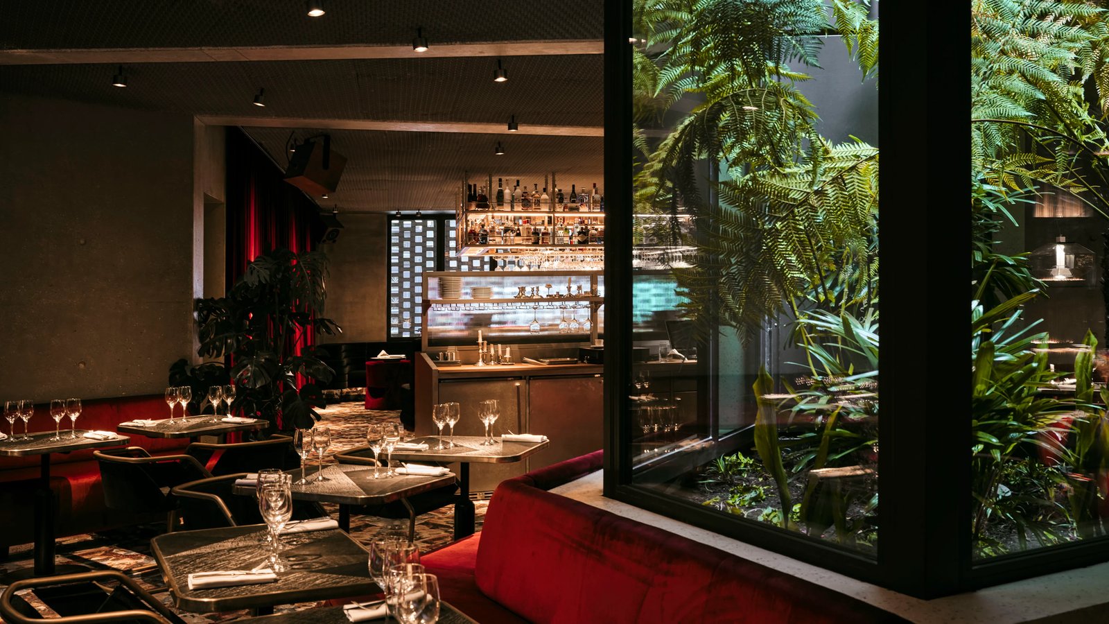 Hôtel Bus Palladium — eat & drink