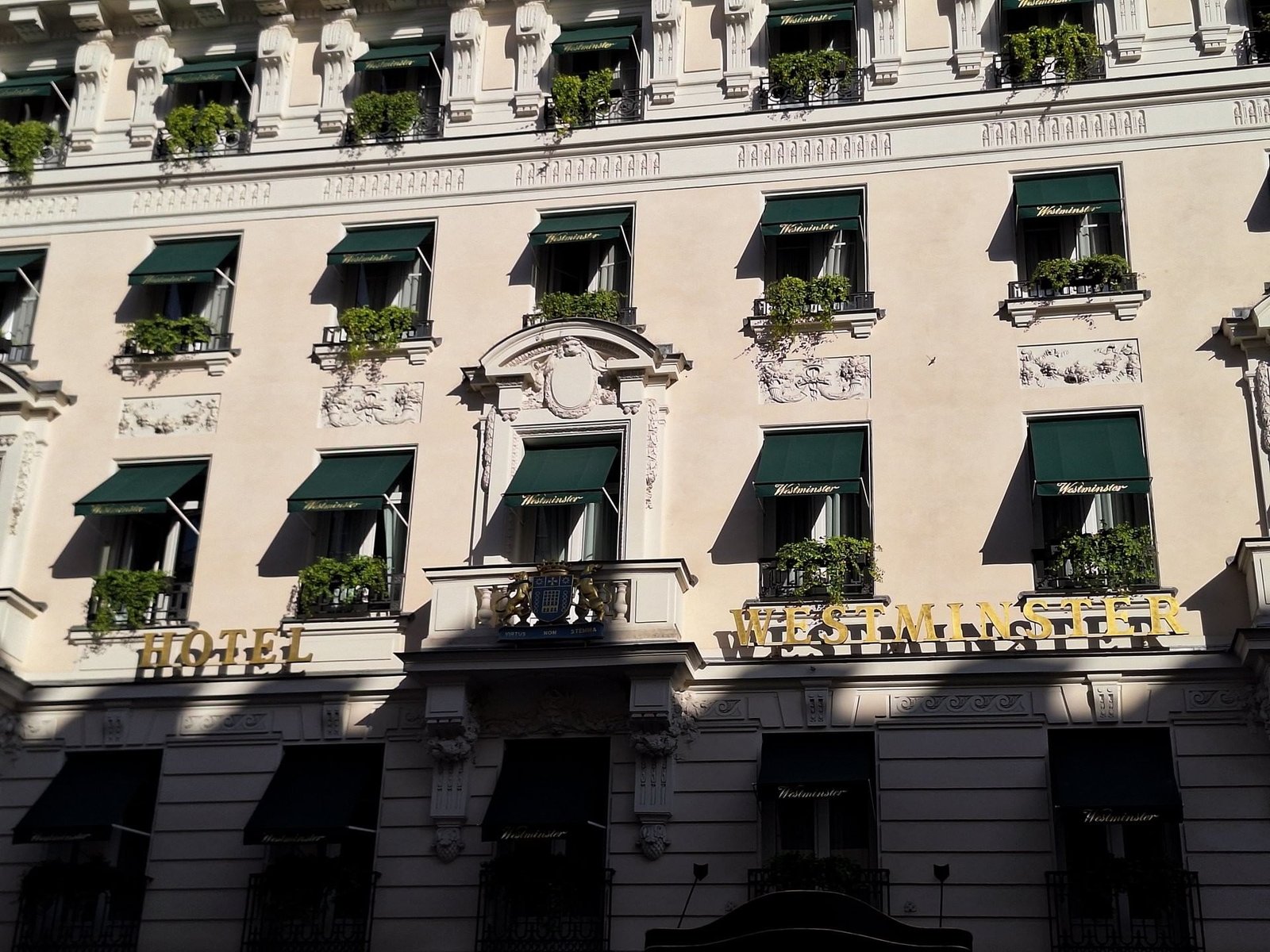 Hôtel Westminster — backstory