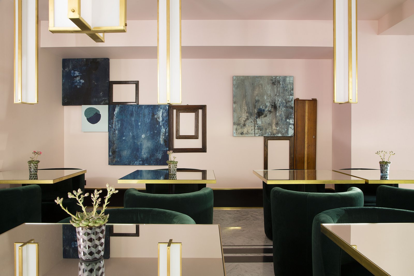 Hôtel Saint-Marc, at the table
